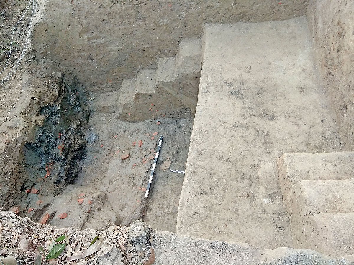মাটি খুঁড়ে পাওয়া বল্লাল সেনের বাড়ির সিঁড়ি। গতকাল বিকেলে মুন্সিগঞ্জ সদরে। প্রথম আলো