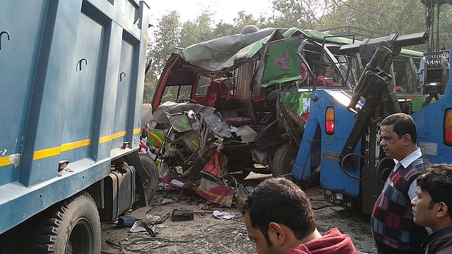বাগেরহাটের ফকিরহাটে দূরপাল্লার বাস-ট্রাকের মুখোমুখি সংঘর্ষে ঘটনাস্থলেই তিনজন নিহত হয়েছে।  আহত হয়েছেন আরও অন্তত ১২ যাত্রী। ছবি: প্রথম আলো