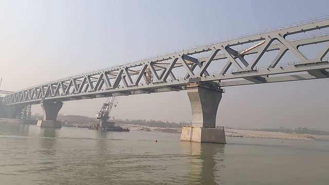 ক্রমে দৃশ্যমান হচ্ছে পদ্মা সেতু। ছবি: প্রথম আলো