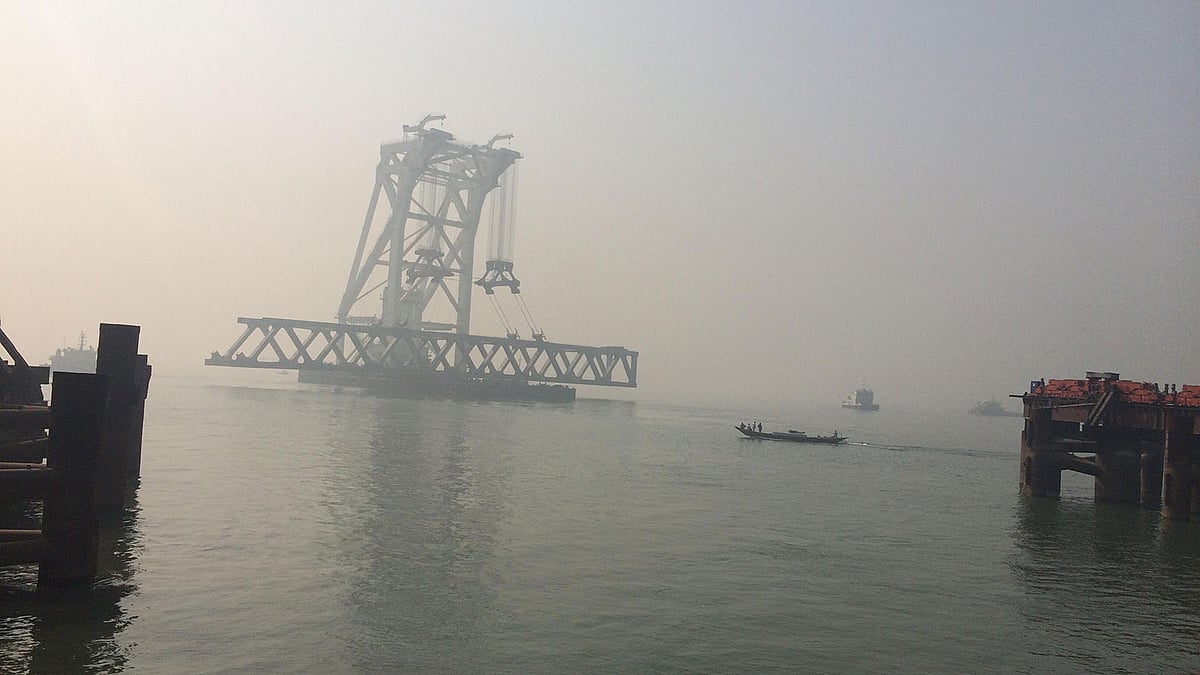 পদ্মা সেতুর ষষ্ঠ স্প্যান নিয়ে আজ মঙ্গলবার সকালে মাওয়া থেকে জাজিরার দিকে রওনা হয়েছে ক্রেনটি। ছবি: সংগৃহীত