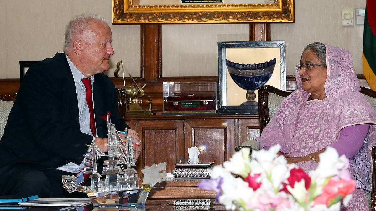 প্রধানমন্ত্রী শেখ হাসিনার সঙ্গে আজ মঙ্গলবার তাঁর সরকারি বাসভবন গণভবনে সাক্ষাৎ করেন বাংলাদেশে নিযুক্ত জার্মানির রাষ্ট্রদূত পিটার ফারেনহোল্টজ। ছবি: বাসস