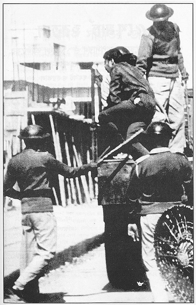 ১৭ জানুয়ারি ১৯৬৯ বায়তুল মোকাররমের সামনে বিক্ষোভকারীদের গ্রেপ্তার করছে পুলিশ