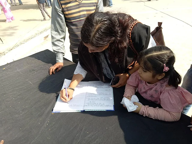 কেন্দ্রীয় শহীদ মিনারে আনা হয় শোকবার্তা লেখার খাতা। ছবি: প্রথম আলো