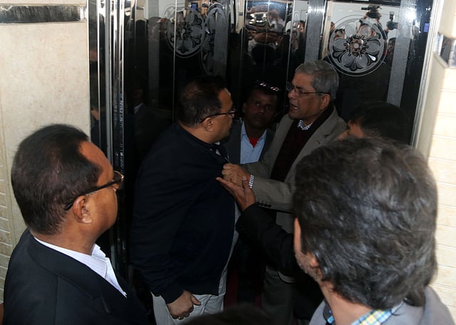 লিফটে থাকা অন্যরা পরিস্থিতি স্বাভাবিক করার চেষ্টা করেন। তবে একপর্যায়ে সাইফুলের জ্যাকেটের কলার চেপে ধরেন মির্জা ফখরুল।