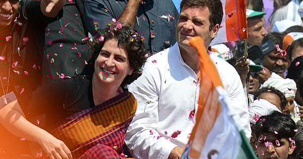 প্রিয়াঙ্কা গান্ধীকে সাধারণ সম্পাদক হিসেবে নিয়োগ দিয়েছে কংগ্রেস। পাশে তাঁর ভাই কংগ্রেসের সভাপতি রাহুল গান্ধী