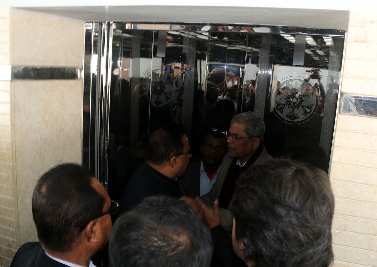 কী নিয়ে এই বিতণ্ডা তাৎক্ষণিকভাবে জানা যায়নি।