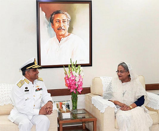 প্রধানমন্ত্রী শেখ হাসিনার সঙ্গে বিদায়ী সাক্ষাৎ করেছেন বিদায়ী নৌবাহিনী প্রধান এডমিরাল নিজামউদ্দিন আহমেদ। গণভবন, ঢাকা, ২৩ জানুয়ারি। ছবি: বাসস
