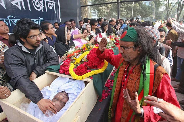 কেন্দ্রীয় শহীদ মিনারে আহমেদ ইমতিয়াজ বুলবুলকে শ্রদ্ধা জানান সংগীতশিল্পীরা। ছবি: প্রথম আলো