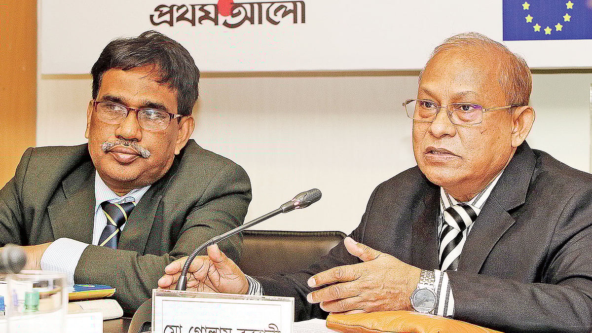 গোলটেবিল বৈঠকে বক্তব্য দেন প্রতিবন্ধী সুরক্ষা ট্রাস্টের চেয়ারম্যান মো. গোলাম রব্বানী। পাশে জাতীয় প্রতিবন্ধী ফাউন্ডেশনের পরিচালক শেখ হামিম হাসান। গতকাল প্রথম আলোর কার্যালয়ে। ছবি: প্রথম আলো