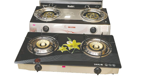 বাজারে পাওয়া যায় নানা রকমের গ্যাস স্টোভ। ছবি: অধুনা