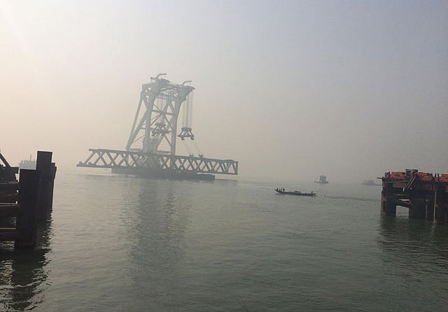 পদ্মা সেতুর সপ্তম স্প্যান নিয়ে গতকাল মঙ্গলবার সকালে মাওয়া থেকে জাজিরার দিকে রওনা হয় ক্রেনটি। ছবি: সংগৃহীত