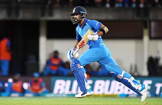 রানের জন্য ছুটছেন কোহলি। ছবি: এএফপি