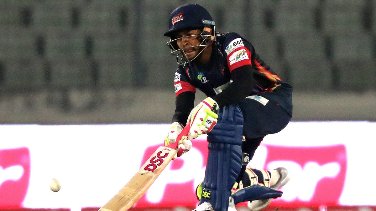 বিপিএলে তৃতীয় ফিফটির দেখা পেলেন মুশফিকুর। ছবি: প্রথম আলো