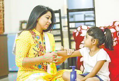 গোসলের পর শিশুর ত্বকে বেবি লোশন ব্যবহার করা যায়। ছবি: অধুনা