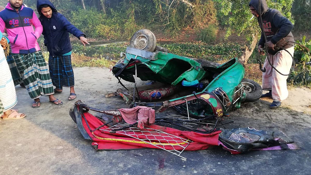 ট্রাকের সঙ্গে মুখোমুখি সংঘর্ষে দুমড়েমুচড়ে যায় সিএনজি-চালিত অটোরিকশাটি। ছবি: সংগৃহীত