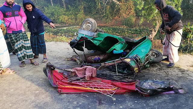 ট্রাকের সঙ্গে মুখোমুখি সংঘর্ষে দুমড়েমুচড়ে যায় সিএনজি-চালিত অটোরিকশাটি। ছবি: সংগৃহীত