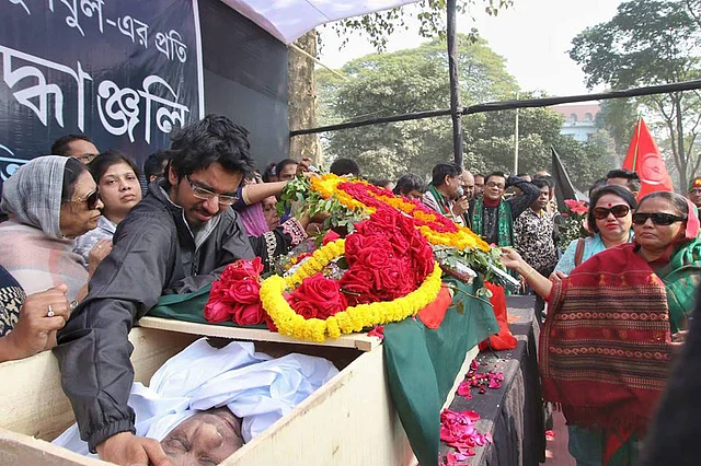 আহমেদ ইমতিয়াজ বুলবুলের মরদেহের পাশে তাঁর ছেলে সামির আহমেদ। ছবি: প্রথম আলো