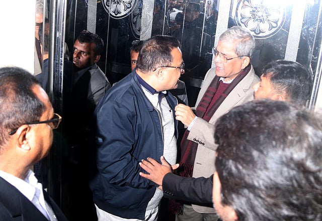 লিফটে অবস্থানকালে হঠাৎ করেই কিছু একটা নিয়ে বগুড়া জেলা বিএনপির সভাপতি সাইফুল ইসলামের সঙ্গে কথা-কাটাকাটি হয় বিএনপির মহাসচিব মির্জা ফখরুল ইসলাম আলমগীরের।