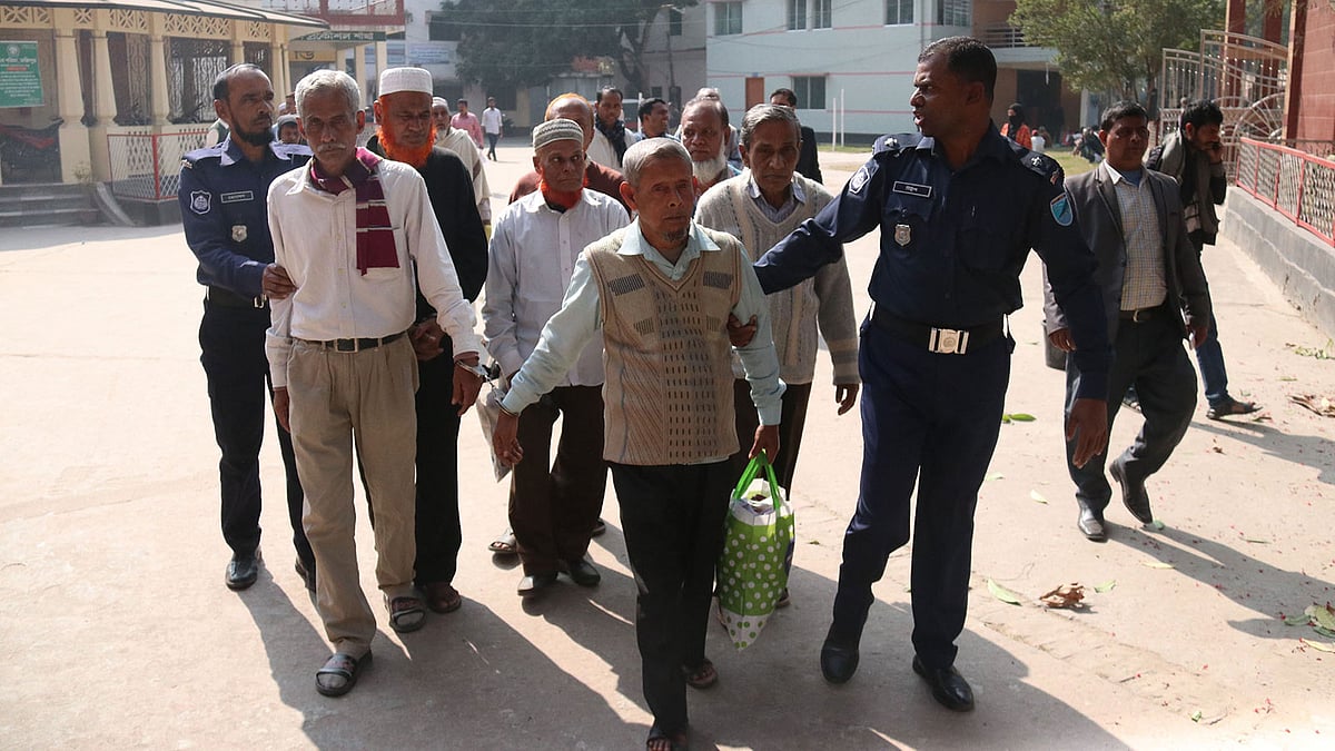 অর্থ আত্মসাতের দায়ে গোপালগঞ্জ সোনালী ব্যাংক প্রধান শাখার আট কর্মকর্তাকে যাবজ্জীবনসহ বিভিন্ন মেয়াদে কারাদণ্ড দেওয়া হয়। ফরিদপুর জেলা জজ আদালত চত্বর, ২৩ জানুয়ারি। ছবি: আলীমুজ্জামান