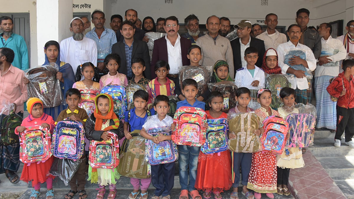 যশোরের বাঘারপাড়া উপজেলার ৩৫ শিক্ষার্থীকে স্কুলব্যাগ ও ৩৪ জন গাছির (খেজুর গাছ থেকে গুড় সংগ্রাহক) হাতে শীতবস্ত্র তুলে দেওয়া হয়েছে। অনলাইন ই-কমার্স পোর্টাল ‘কেনারহাট ডট কম’-এর উদ্যোগে এসব উপকরণ বিতরণ করা হয়। ২৩ জানুয়ারি, বুধবার, যশোর। ছবি: প্রথম আলো