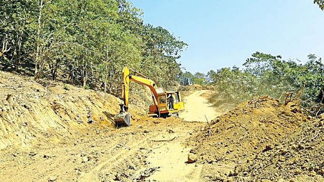 চলছে রুমা–বগা পর্যটন সড়ক নির্মাণের কাজ। প্রথম আলো
