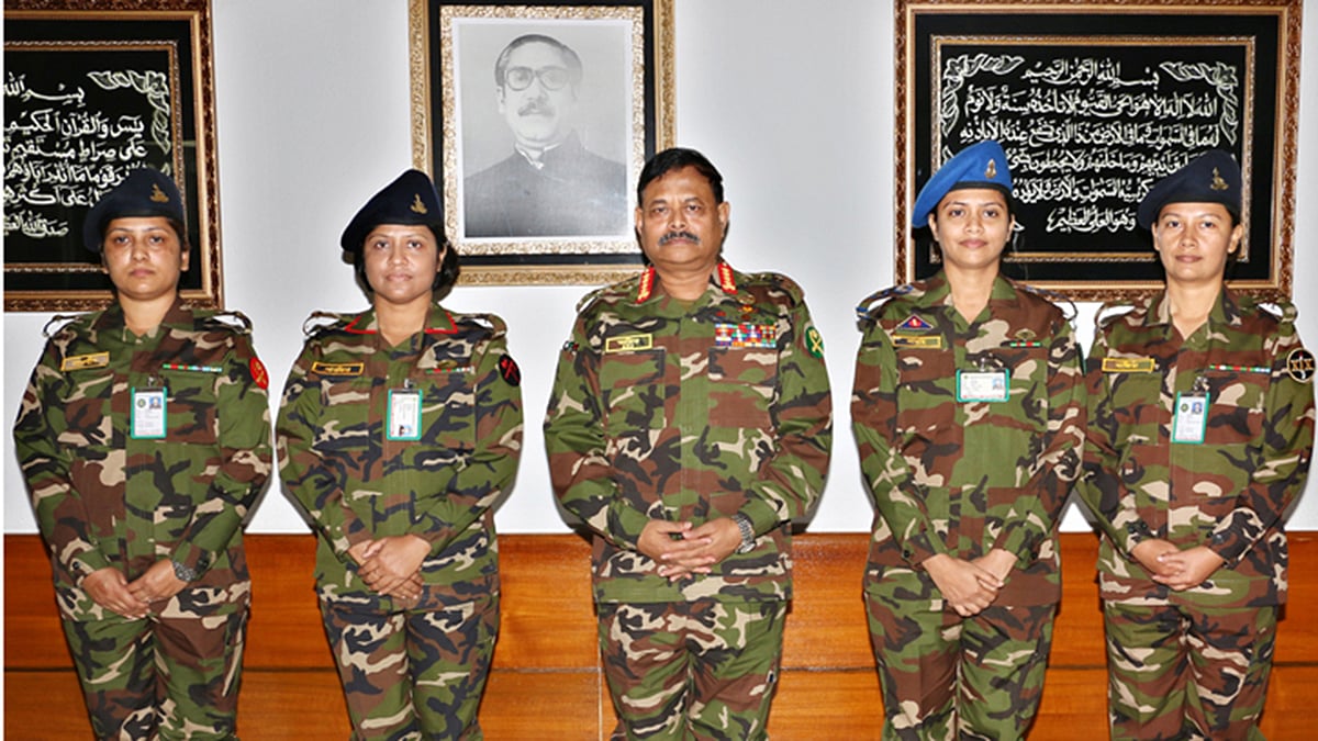 সেনাবাহিনীর সদর দপ্তরে বৃহস্পতিবার পদোন্নতিপ্রাপ্ত দীর্ঘমেয়াদি কোর্সের মেজর সানজিদা হোসেন, আর্টিলারি; মেজর সৈয়দা নাজিয়া রায়হান, আর্টিলারি; মেজর ফারহানা আফরীন, আর্টিলারি এবং মেজর সারাহ্ আমির, ইঞ্জিনিয়ার্স; লেফটেন্যান্ট কর্নেল র্যাঙ্ক ব্যাজ পরিধান শেষে সেনাপ্রধান জেনারেল আজিজ আহমেদের সঙ্গে ফটোসেশনে অংশ নেন। ছবি: আইএসপিআর