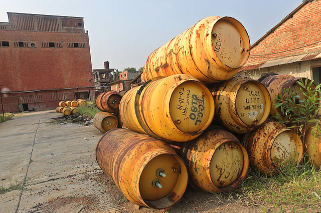খোলা আকাশের নিচে বেহাল মিলের মালামাল