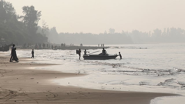 এই নৌকাগুলো যায় ছেড়াদ্বীপে
