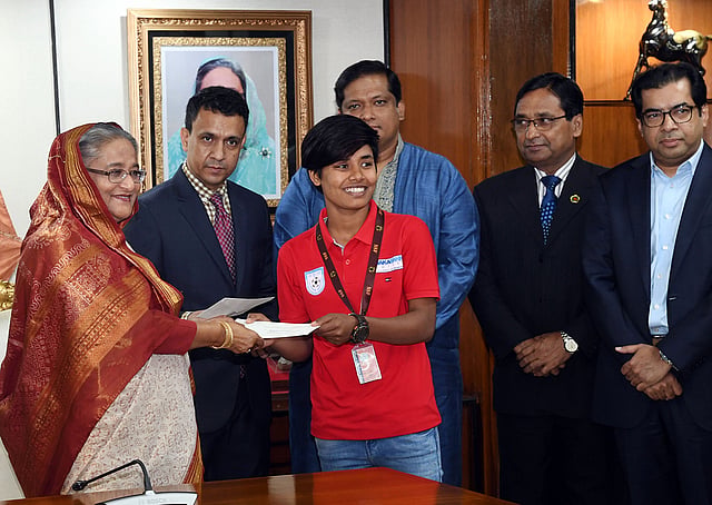 প্রধানমন্ত্রী শেখ হাসিনা সাফ অনূর্ধ্ব-১৮ মহিলা চ্যাম্পিয়নশিপ ২০১৮-এ অপরাজিত চ্যাম্পিয়ন হওয়ায় ওই দলের ১০ খেলোয়াড় ও এক কর্মকর্তাকে পুরস্কৃত করেন। প্রধানমন্ত্রীর কার্যালয়, ঢাকা, ২৪ জানুয়ারি। ছবি: পিআইডি