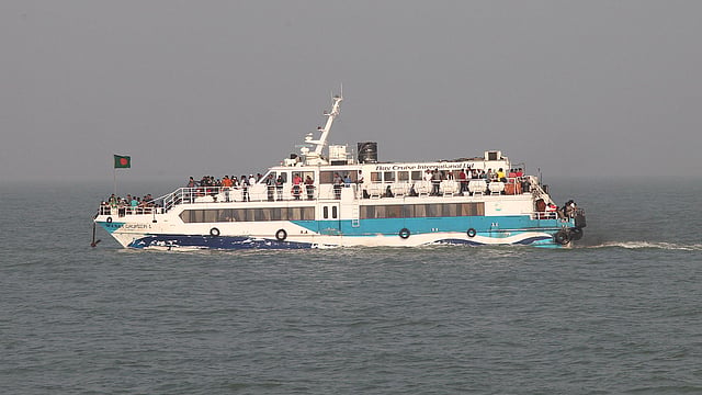 সাগর পাড়ি দিয়ে সেন্টমার্টিন যাচ্ছে জাহাজটি।