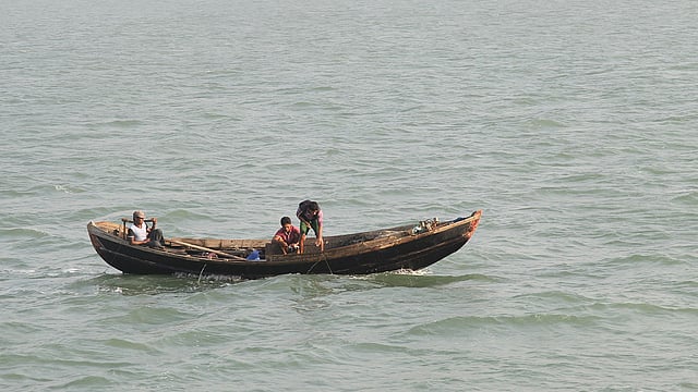 নাফ নদীতে মাছ ধরা