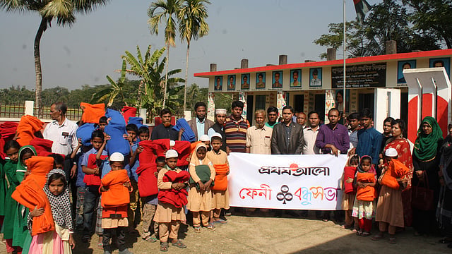 প্রথম আলো ফেনী বন্ধুসভার উদ্যোগে সোনাগাজী উপজেলার বকুলতলা সরকারি প্রাথমিক বিদ্যালয়ে তিনটি প্রতিষ্ঠানের ৬০ জন দরিদ্র শিক্ষার্থীর মধ্যে কম্বল বিতরণ করা হয়। ২৪ জানুয়ারি। ছবি: আমজাদ হোসাইন