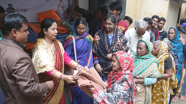 প্রথম আলো ট্রাস্টের উদ্যোগে ও সিটি ব্যাংকের সহযোগিতায় সিলভার জুবলী সরকারি প্রাথমিক বিদ্যালয়ে দরিদ্র জনগোষ্ঠীর মধ্যে কম্বল বিতরণ করা হয়। রাজশাহী, ২৪ জানুয়ারি। ছবি: শহীদুল ইসলাম