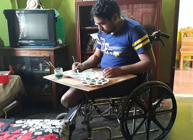 ট্রেন দুর্ঘটনায় দুই পা হারানো ঢাকা বিশ্ববিদ্যালয়ের ছাত্র শফিউল। ছবি: প্রথম আলো