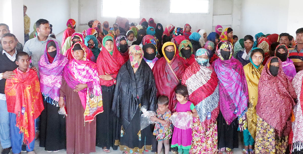 মদনপুর আলোর পাঠশালা, চরপদ্মা মকবুল আহমেদ সরকারি প্রাথমিক বিদ্যালয় ও চর টবগী সরকারি প্রাথমিক বিদ্যালয়ের শিক্ষার্থীদের ১২৫ জন মায়ের গায়ে শীতবস্ত্র জড়িয়ে দেন বন্ধুসভার সদস্যরা। দৌলতখান, ভোলা, ২৪ জানুয়ারি। ছবি: প্রথম আলো