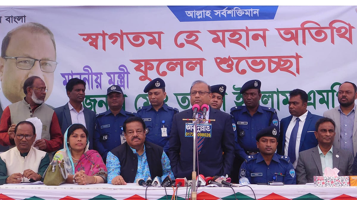 আজ বৃহস্পতিবার রাজধানীর কারওয়ান বাজারে ঢাকা ওয়াসার দাপ্তরিক ও উন্নয়ন কার্যক্রম পর্যালোচনা, পরিদর্শন ও মতবিনিময় সভায় বক্তব্য দেন স্থানীয় সরকার, পল্লী উন্নয়ন ও সমবায় মন্ত্রী(এলজিইডি) মো. তাজুল ইসলাম।