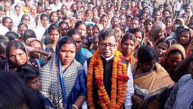 চা-বাগানের নারীশ্রমিকদের সঙ্গে শুভেচ্ছা বিনিময় করেন পর্যটন প্রতিমন্ত্রী মো. মাহবুব আলী। এ সময় শ্রমিকেরা তাঁকে ফুলের মালা দিয়ে বরণ করেন। তেলিয়াপাড়া চা-বাগান, মাধবপুর, ২৪ জানুয়ারি। ছবি: প্রথম আলো
