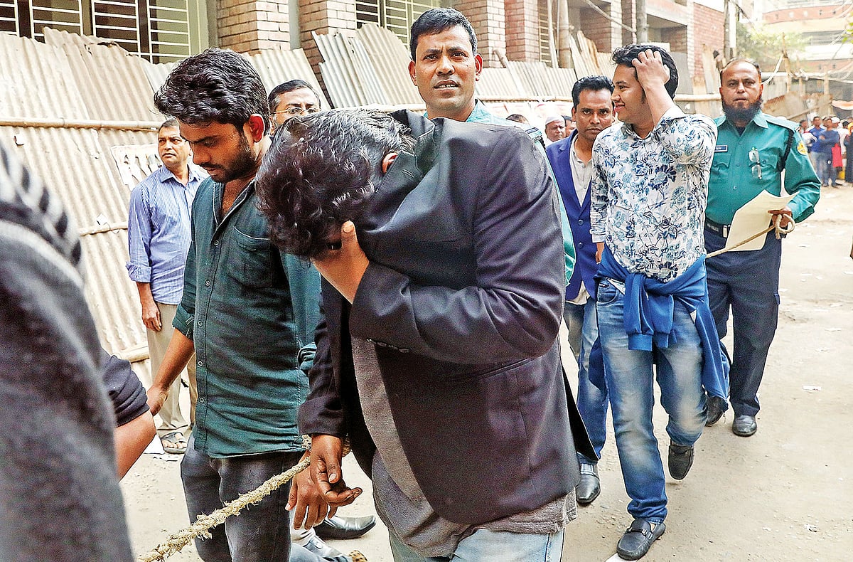 মঙ্গলবার পল্টন থানায় আটক ছাত্রলীগের নেতা–কর্মীদের গতকাল ঢাকার সিএমএম আদালতে নেওয়া হয়।  ছবি: প্রথম আলো