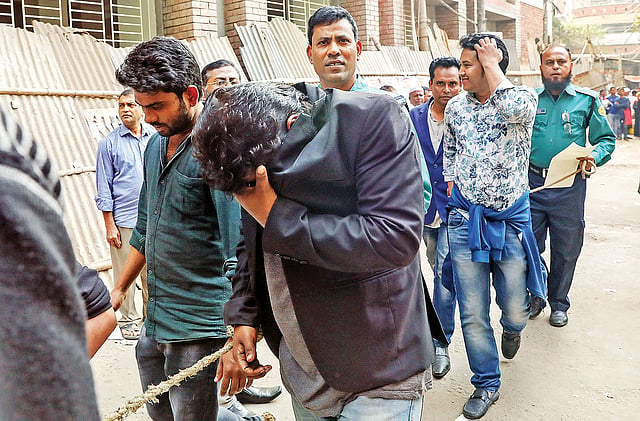 মঙ্গলবার পল্টন থানায় আটক ছাত্রলীগের নেতা–কর্মীদের গতকাল ঢাকার সিএমএম আদালতে নেওয়া হয়।  ছবি: প্রথম আলো