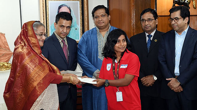 প্রধানমন্ত্রী শেখ হাসিনা সাফ অনূর্ধ্ব-১৮ মহিলা চ্যাম্পিয়নশিপ ২০১৮-এ অপরাজিত চ্যাম্পিয়ন হওয়ায় ওই দলের ১০ খেলোয়াড় ও এক কর্মকর্তাকে পুরস্কৃত করেন। প্রধানমন্ত্রীর কার্যালয়, ঢাকা, ২৪ জানুয়ারি। ছবি: পিআইডি