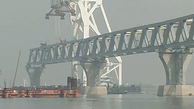 জাজিরায় পদ্মাসেতুর সপ্তম স্প্যান বসানোর আগমুহূর্তে। মাওয়া ঘাট এলাকা, ২৩ জানুয়ারি। ছবি: কমল জোহা খান