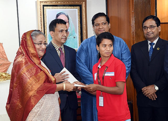 প্রধানমন্ত্রী শেখ হাসিনা সাফ অনূর্ধ্ব-১৮ মহিলা চ্যাম্পিয়নশিপ ২০১৮-এ অপরাজিত চ্যাম্পিয়ন হওয়ায় ওই দলের ১০ খেলোয়াড় ও এক কর্মকর্তাকে পুরস্কৃত করেন। প্রধানমন্ত্রীর কার্যালয়, ঢাকা, ২৪ জানুয়ারি। ছবি: পিআইডি