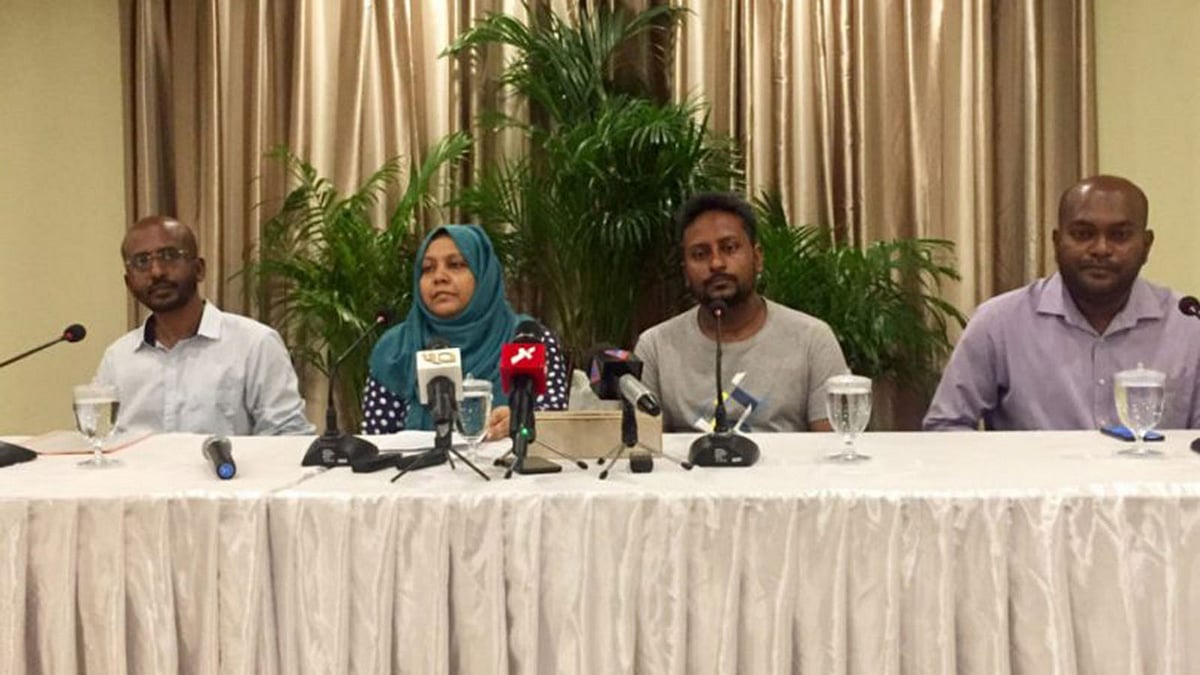 নিহত বাংলাদেশি শিশু রওশনের মা–বাবার (মাঝের দুজন) সংবাদ সম্মেলন। মালদ্বীপ, ২৪ জানুয়ারি। ছবি: মালদ্বীপ টাইমস থেকে নেওয়া