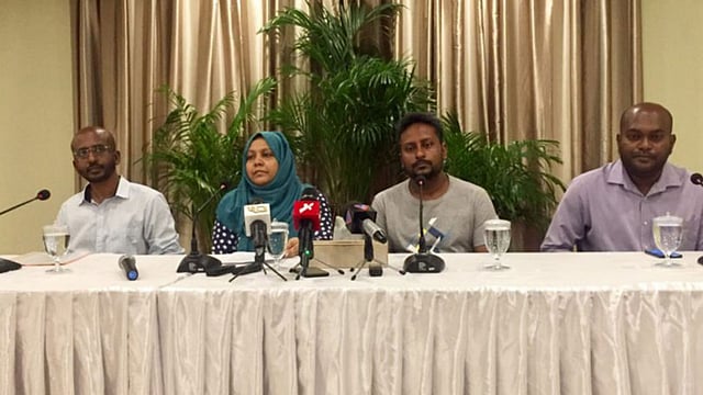 নিহত বাংলাদেশি শিশু রওশনের মা–বাবার (মাঝের দুজন) সংবাদ সম্মেলন। মালদ্বীপ, ২৪ জানুয়ারি। ছবি: মালদ্বীপ টাইমস থেকে নেওয়া