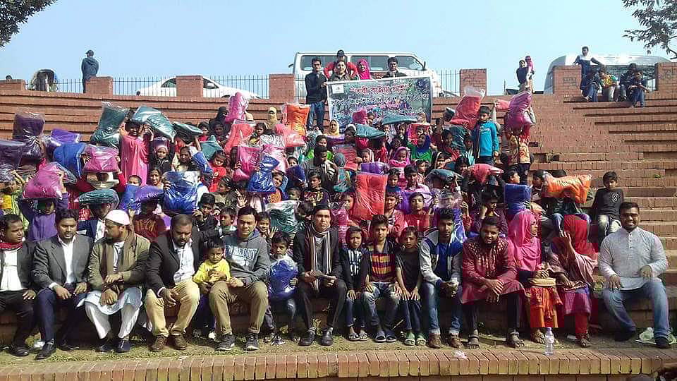 সুবিধাবঞ্চিত শতাধিক শিশুকে কম্বল উপহার দিয়েছে সামাজিক ও স্বেচ্ছাসেবী সংগঠন ‘তরী’। জাহাঙ্গীরনগর বিশ্ববিদ্যালয়, ২৫ জানুয়ারি। ছবি: সংগৃহীত