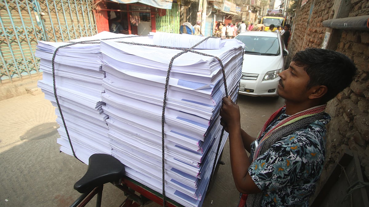 ছাপাখানা থেকে ছাপার পর বাঁধাইখানায় আনা হয়েছে বই।