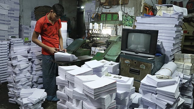 মেশিনে বাঁধাই করা হচ্ছে বই।