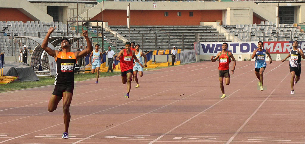 ফিনিশিং লাইন স্পর্শের পর জহির রায়হান। সংগৃহীত ছবি