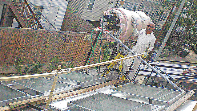 দুই বাংলাদেশি মোহাম্মদ মনসুর ও শফিক রহমান এএমআর সোলার এলএলসি নামের প্রতিষ্ঠান গড়ে তোলেন