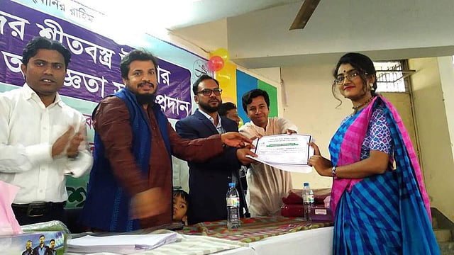 সনদ নিচ্ছেন এক স্বেচ্ছাসেবী তরুণী। জাহাঙ্গীরনগর বিশ্ববিদ্যালয়, ২৫ জানুয়ারি। ছবি: সংগৃহীত